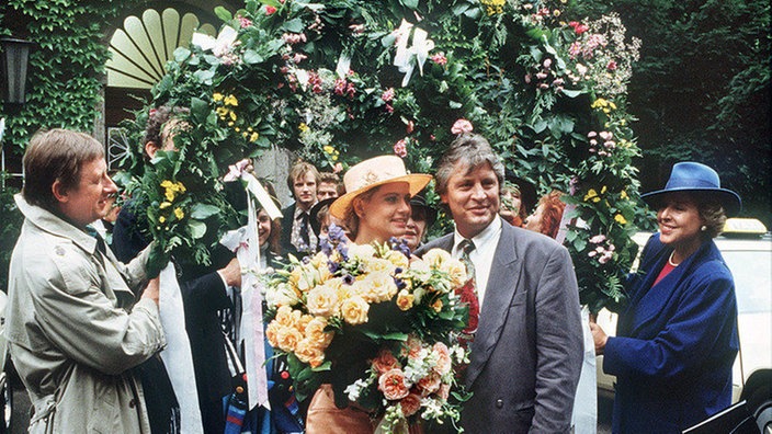 Die "Lindensträßler" stehen Spalier, als Gabi und Andy aus dem Standesamt kommen (v.l.: Raimund Gensel, Andrea Spatzek, Jo Bolling, Marie-Luise Marjan).