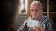 Die Polizisten zeigen Andy ihre Ausweise