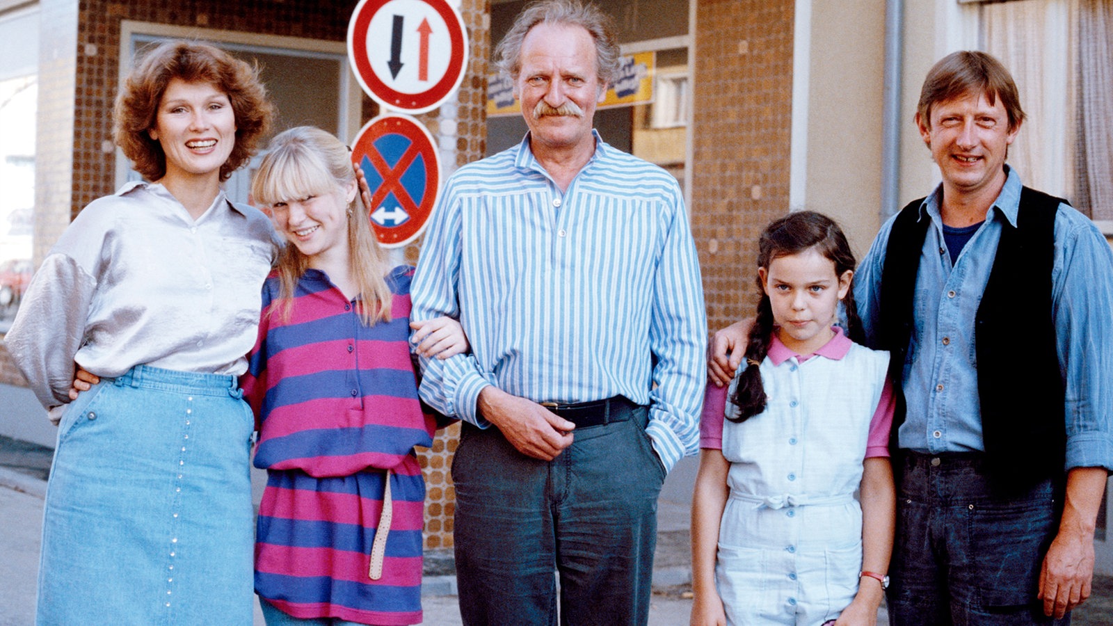 Die Schildknechts 1985: Henny, Tanja, Gottlieb, Meike und Franz(v.l.: Monika Woytowicz, Sybille Waury, Fritz Bachschmidt, Selma Baldursson und Raimund Gensel).Wegen Tanjas Tenniskarriere lebt die ganze Familie Schildknecht sehr gesundheitsbewusst.