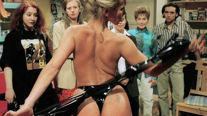 Die Stripperin, die die Zenker-Kinder zu Andys 50. Geburtstag engagiert haben, überzeugt bereits beim Probelauf (v.l.n.r.: Rebecca Siemoneit-Barum, Daniela Lukas, Simone Matschkowski, Nadine Spruß, Margret van Munster, Michael Laricchia).