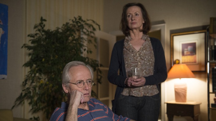 Die unsichere Anna bringt dem aggressiven Hans ein Glas Wasser