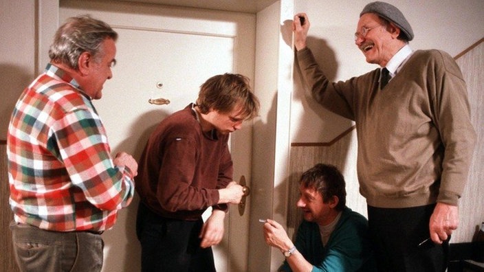 Die Vatertagsfeier muss im Flur von Lindenstraße 3 weitergehen. (v.l:  Wolfgang Grönebaum, Thorsten Nindel, Raimund Gensel und Robert Zimmerling)