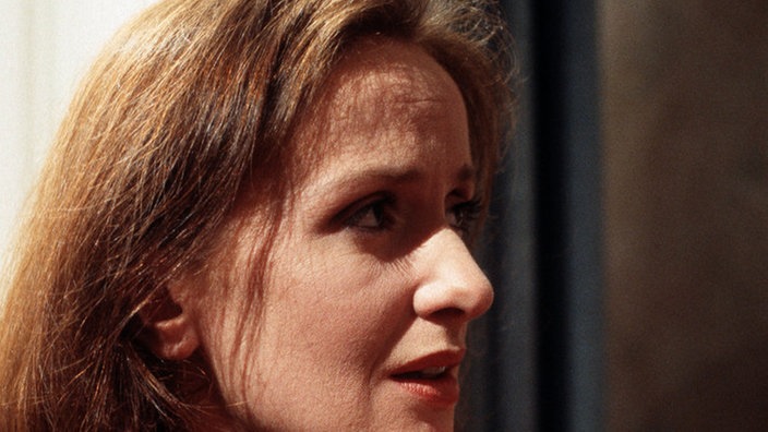 Die verweifelte Anna (Irene Fischer) bittet Gott um Hilfe und Vergebung.