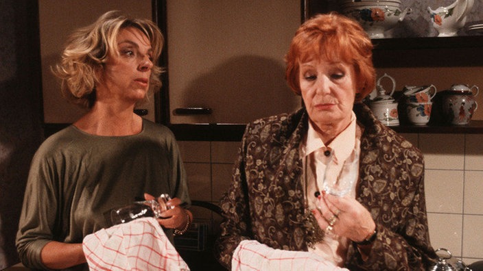 Die verzweifelte Amélie (Anna Teluren, rechts) fragt Berta (Ute Mora) um Rat im 'Fall Wittich'.
