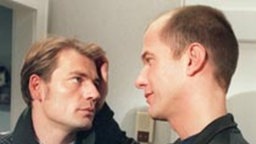 Die Wochenendbeziehung stellt Theos und Carstens Ehe auf eine harte Probe: Zu allem Überfluss muss Theo auch in seiner Freizeit noch Akten wälzen.