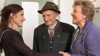 Dominique (Brigitte Annessy, links) ist wieder da! Helga (Marie-Luise Marjan) und Onkel Franz (Martin Rickelt) sind entzückt.