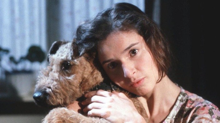 Dominique (Brigitte Annessy) sucht Trost bei Esther.