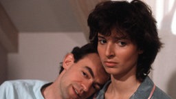 Dominique (Brigitte Annessy) und Matthias sind ganz ins Gespräch vertieft.
