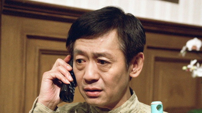 Dr. Dressler hat in Gung (Amorn Surangkanjanajai) nicht nur eine Haushaltshilfe, sondern auch einen wieselflinken Anrufbeantworter gefunden.