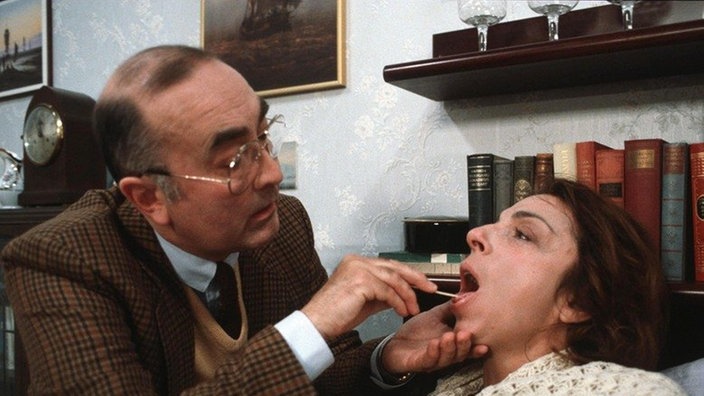 Dr. Dressler (Ludwig Haas) diagnostiziert eine Lungenentzündung bei Berta (Ute Mora).