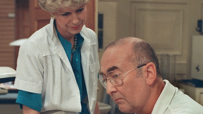 Dr. Dressler (Ludwig Haas) erkennt die Fehler, die er bei seinem Sohn gemacht hat. Elisabeth (Dagmar Hessenland) tröstet ihn.