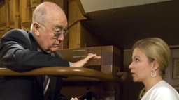 Dr. Dressler (Ludwig Haas) ermahnt Andrea (Beatrice Kaps-Zurmahr) eindringlich, niemandem etwas über die Hintergründe ihrer Kündigung zu erzählen.