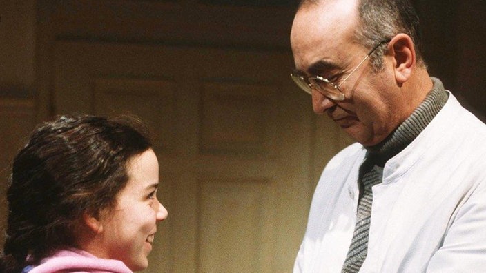 Dr. Dressler (Ludwig Haas) hat keine guten Neuigkeiten für Meike (Selma Baldursson).