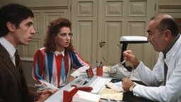 Dr. Dressler (Ludwig Haas) ist der Arzt, dem die Frauen vertrauen. Ihre Ehemänner sind eher skeptisch.
