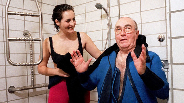 Dr. Dressler (Ludwig Haas) ist glücklich: Der Tauchkurs, den ihm seine Sprechstundenhilfe Horowitz (Marita Ragonese) verschrieben hat, gibt ihm neuen Lebensmut.