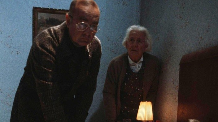 Dr. Dressler (Ludwig Haas, links) kann nur noch Joschis (Herbert Steinmetz) Tod feststellen. Philo (Johanna Bassermann) bleibt einsam zurück.