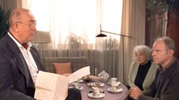 Dr. Dressler (Ludwig Haas, links) schenkt Hajo (Knut Hinz) einen tröstenden Brief, den seinerzeit Berta dem trauernden Doktor geschrieben hatte. Hilde (Giselle Vesco) hört aufmerksam zu.