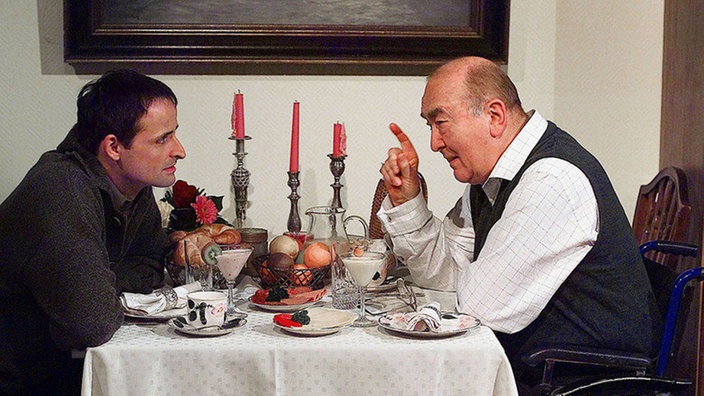 Dr. Dressler (Ludwig Haas, rechts) gerät erneut in Streit mit Frank (Christoph Wortberg). Der will wieder als Restaurator arbeiten.