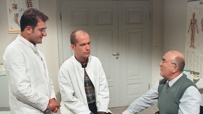 Dr. Dressler (Ludwig Haas, rechts) lädt Carsten (Georg Uecker) und Dr. Dagdelen (Hasan Ali Mete, links) zum Abendessen ein.