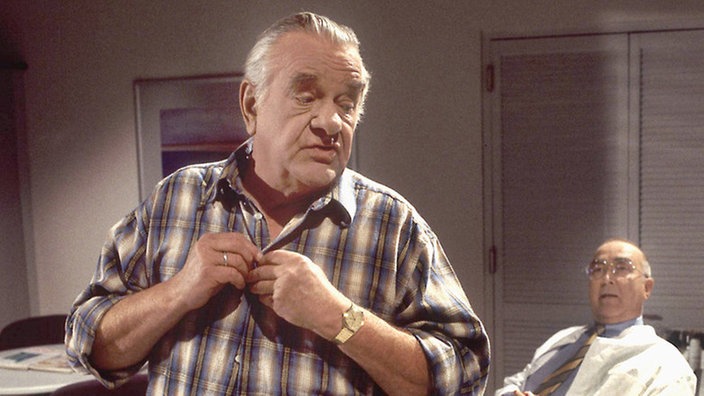 Dr. Dressler (Ludwig Haas, rechts) praktiziert wieder. Egon (Wolfgang Grönebaum) ist einer seiner ersten Patienten.