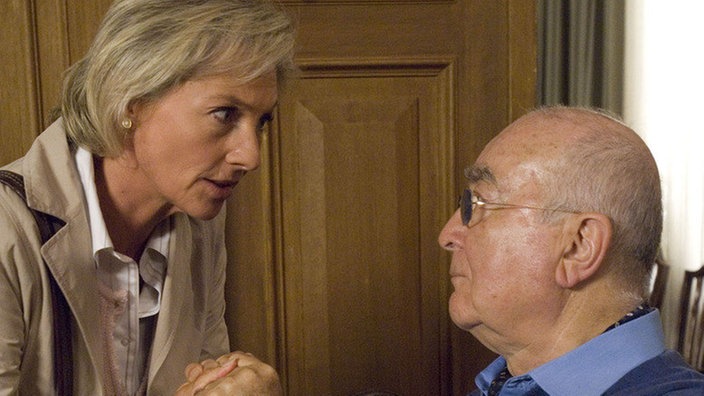 Dr. Dressler (Ludwig Haas) sorgt sich um Hannes (Wookie Mayer) Zustand: Voller Panik und ohne Grund warnt sie ihn erneut vor Jack.