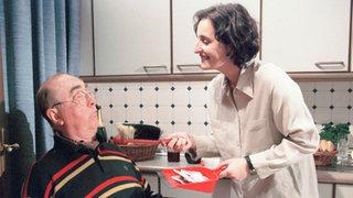 Dr. Dressler (Ludwig Haas) und seine Sprechstundenhilfe Frau Horowitz (Marita Ragonese) hegen offenbar große Sympathie füreinander.