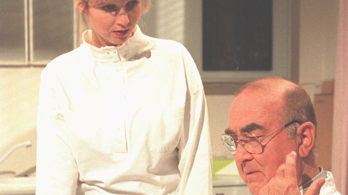 Dr. Dresslers (Ludwig Haas) Launen entgehen auch seiner Mitarbeiterin (Petra Vieten) nicht.