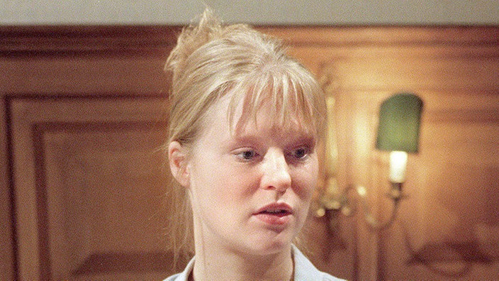 Dressler hat Tanja (Sybille Waury) Ölfarben geschenkt. Die weiß damit aber nicht allzu viel anzufangen.