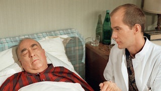 Dressler (Ludwig Haas, links) geht es sehr schlecht. Carsten (Georg Uecker) kümmert sich um ihn.