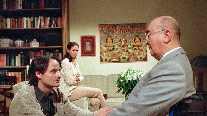 Dressler (Ludwig Haas, rechts) erkennt seinen Sohn kaum wieder: Frank (Christoph Wortberg) übt sich in Demut und verspricht, ein neues Leben zu beginnen. Dabei soll ihm Melanie (Alexandra Losito) helfen.