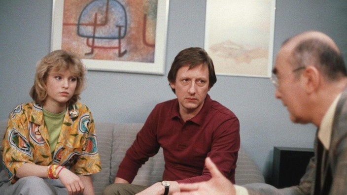 Dressler (Ludwig Haas, rechts) spricht mit Tanja (Sybille Waury) und Franz (Raimund Gensel) über die Risiken einer Knochmarkstransplantation für Meike.