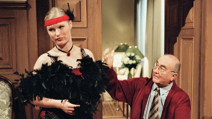 Dressler (Ludwig Haas) will mit Tanja (Sybille Waury) reden, doch die stürzt sich lieber in den Faschingstrubel.