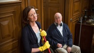 Dressler redet mit der putzenden Anna