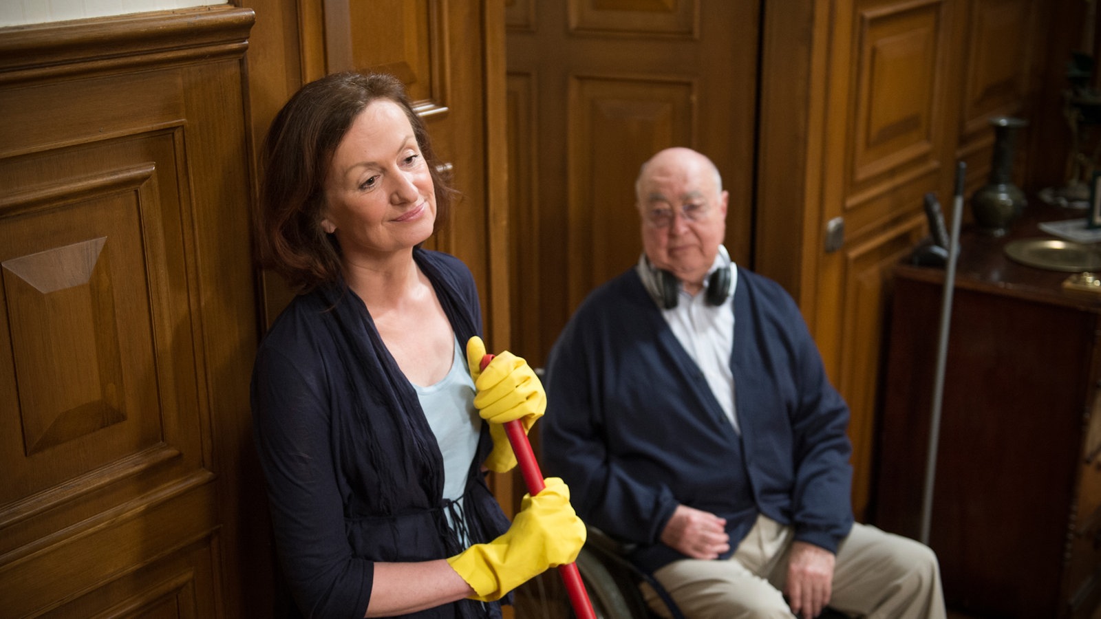 Dressler redet mit der putzenden Anna