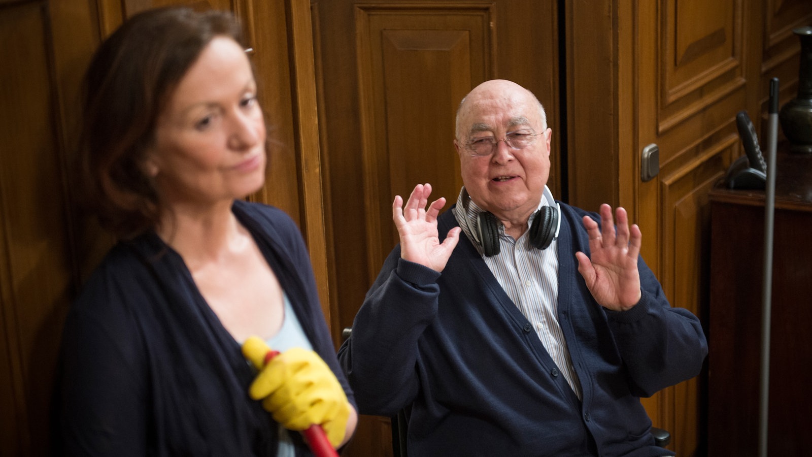 Dressler redet mit der putzenden Anna