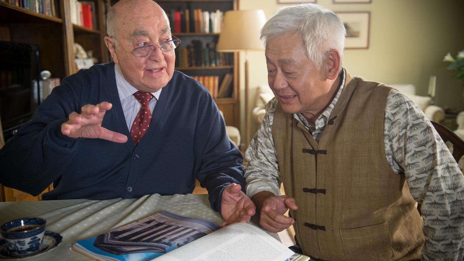 Dressler und Gung blättern in einem Buch