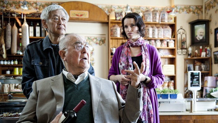 Dressler und Gung werden von Angelina im "Alimentari" bedient