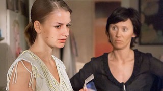 Drogenfahndung: Franziska (Ines Lutz, links) und Urszula (Anna Nowak) finden ein leeres Beutelchen und damit die Erklärung, warum Tanja so eigenartig drauf war.