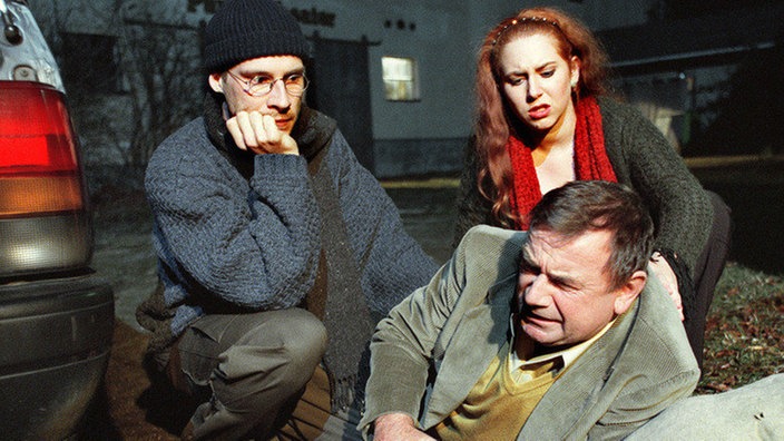Dumm gelaufen: Rudi ist gestürzt und hat Probleme, seinen Arm zu bewegen. Muss die Premiere des Puppentheaters nun ins Wasser fallen (v.l.: Tilmar Kuhn, Franz Viehmann, Rebecca Siemoneit-Barum)?