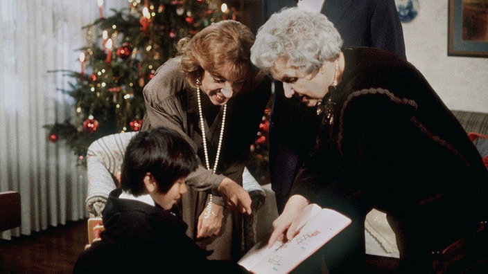Echte Freude: Manoel feiert sein erstes Weihnachtsfest bei seinen Adoptiveltern (v.l.: Marcel Komissin, Ute Mora, Fritz Bachschmidt, Tilli Breidenbach).
