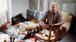 Egon sitzt in der leerstehenden Nossek-Wohnung