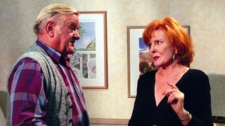Egon (Wolfgang Grönebaum) hat immer ein offenes Ohr für Isolde (Marianne Rogée).