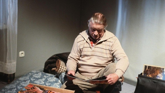 Egon (Wolfgang Grönebaum) hat sich aus dem Kiosk erotische Literatur herausgesucht und zieht sich in Nosseks leerstehende Wohnung zurück.