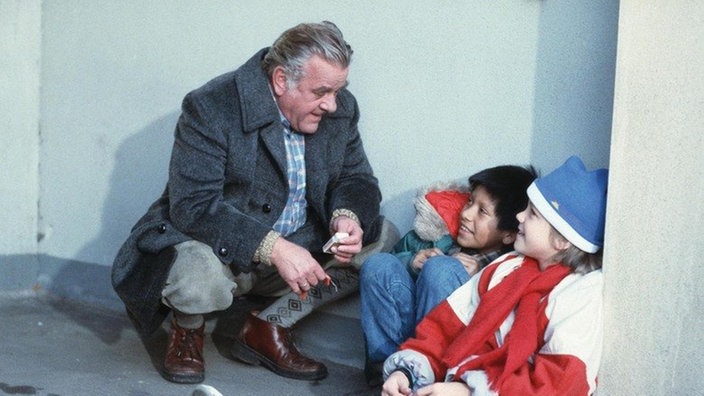 Egon (Wolfgang Grönebaum) hilft Manoel (Marcel Komissin, Mitte) und Klausi (Moritz A. Sachs, rechts) beim Böller zündeln.