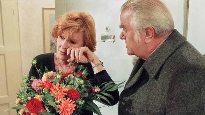 Egon (Wolfgang Grönebaum) ist der einzige Mensch weit und breit, der an Isoldes (Marianne Rogée) Geburtstag denkt.