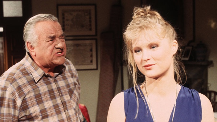Egon (Wolfgang Grönebaum) nimmt Tanja (Sybille Waury) gegenüber kein Blatt vor den Mund.