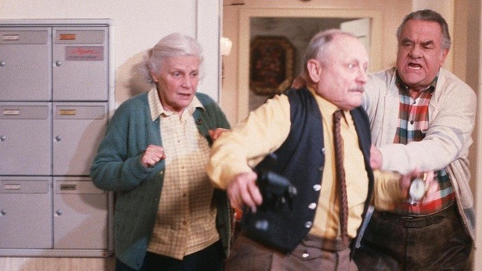 Egon (Wolfgang Grönebaum, rechts) platzt der Kragen: er setzt Franz (Martin Rickelt) vor die Tür.