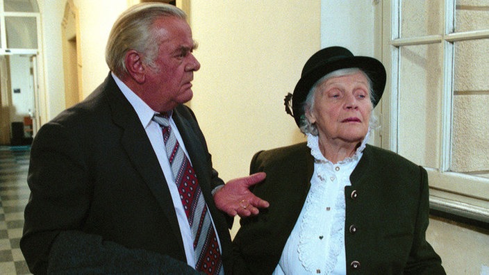 Egon (Wolfgng Grönebaum) ist verwundert und freudig zugleich, wie "gelassen" Else (Annemarie Wendl) die Scheidung aufnimmt.