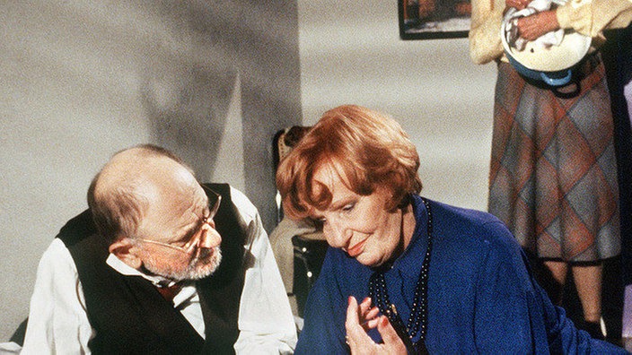 Eifersüchtig läßt Rosi (Margret van Munster, rechts) Hubert (Robert Zimmerling) und Amélie (Margret van Munster) nicht aus den Augen.