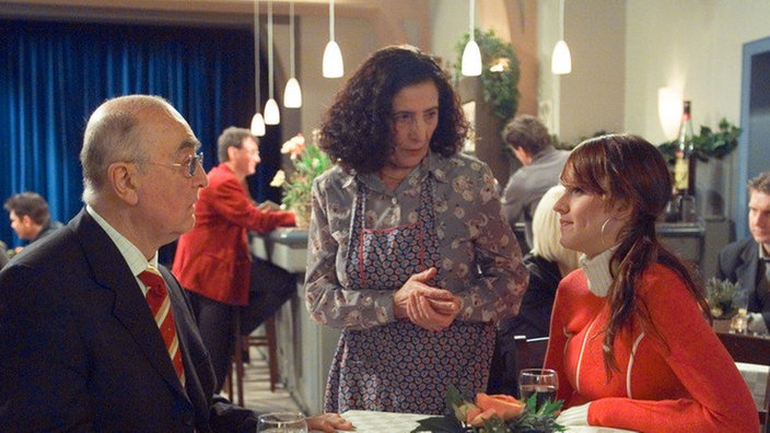 Eigenartige Idee: Jack (Cosima Viola, rechts) versucht, Dressler (Ludwig Haas) und Elena (Domna Adamopoulou) zu verkuppeln.